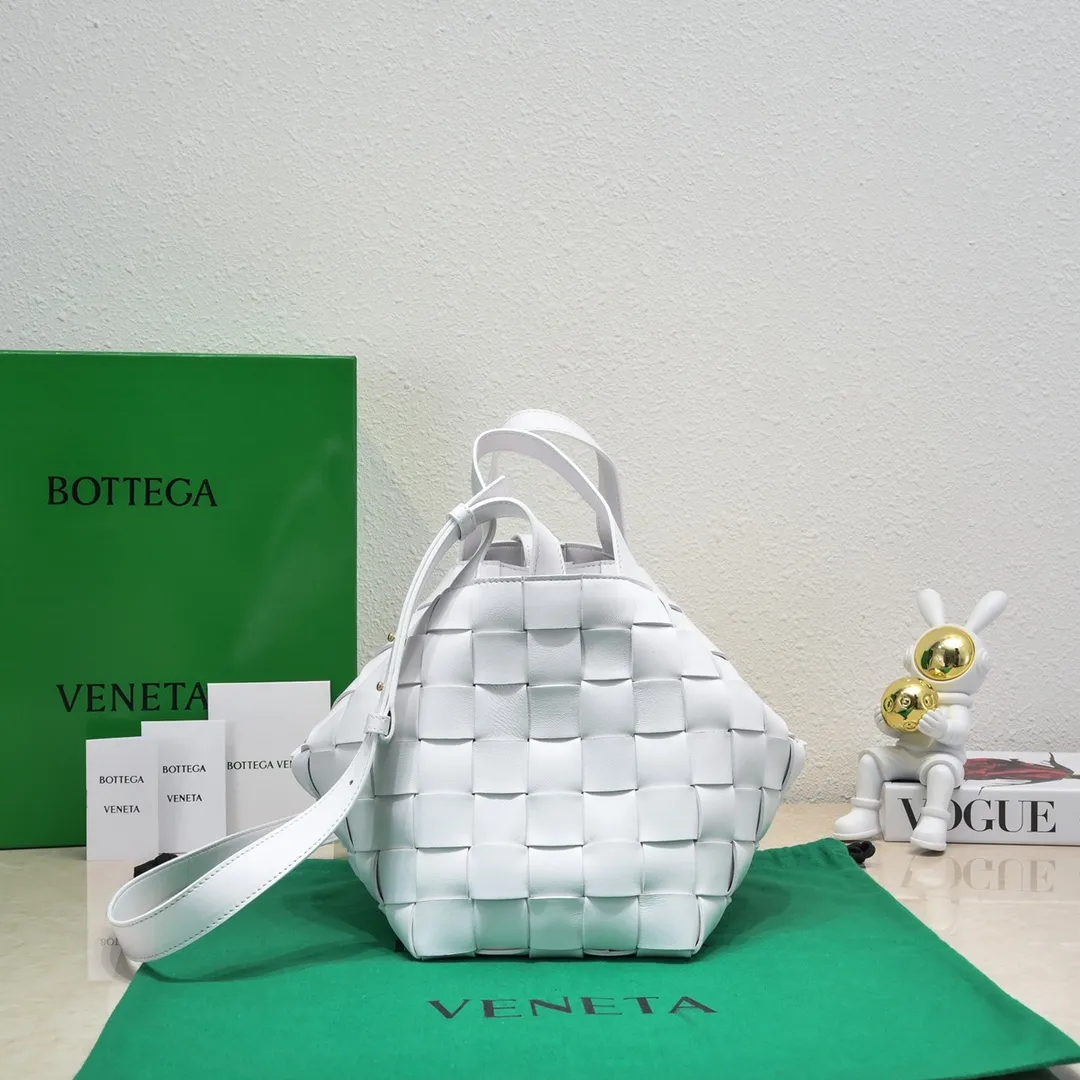 Batch 2600 BottegaVeneta What can be packed in the new bowling bag? Have you got the new bowling bag? Super large capacity ~ The key is low-key, simple and casual style ~ the fashion sense is not reduced at all. It combines BV's classic woven elements and can also be used for computers. The length of the shoulder straps can be adjusted. It is suitable for tall girls to carry. Boys also have a sunny back☀️ Style number: 7466# Size: 28*21*16